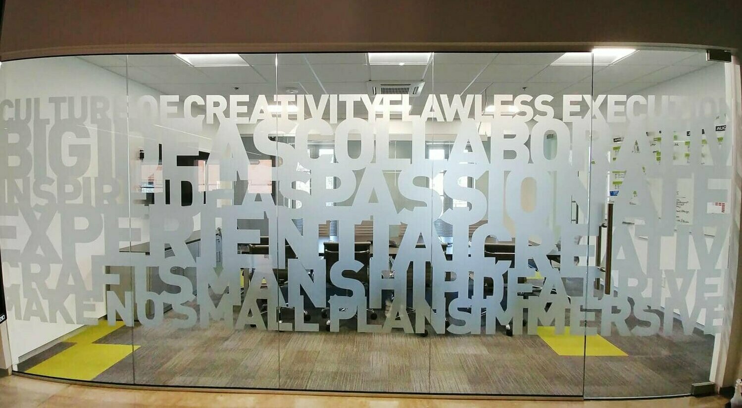 Folie sablată personalizată aplicată pe geamurile unei săli de fitness, realizată conform designului cerut.