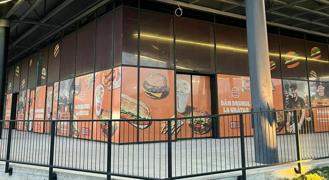 Personalizare fațadă exterioară a restaurantului Burger King din noul mall din Sibiu, realizată cu autocolant printat de calitate.