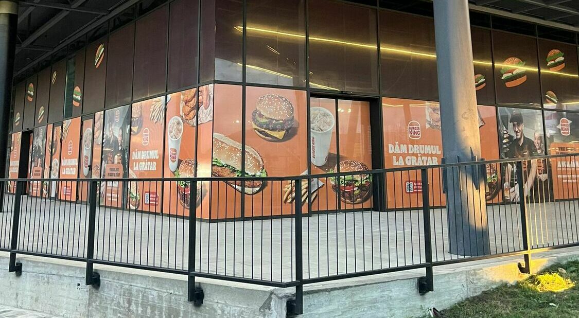 Personalizare fațadă exterioară a unui mall cu autocolant printat pentru Burger King.